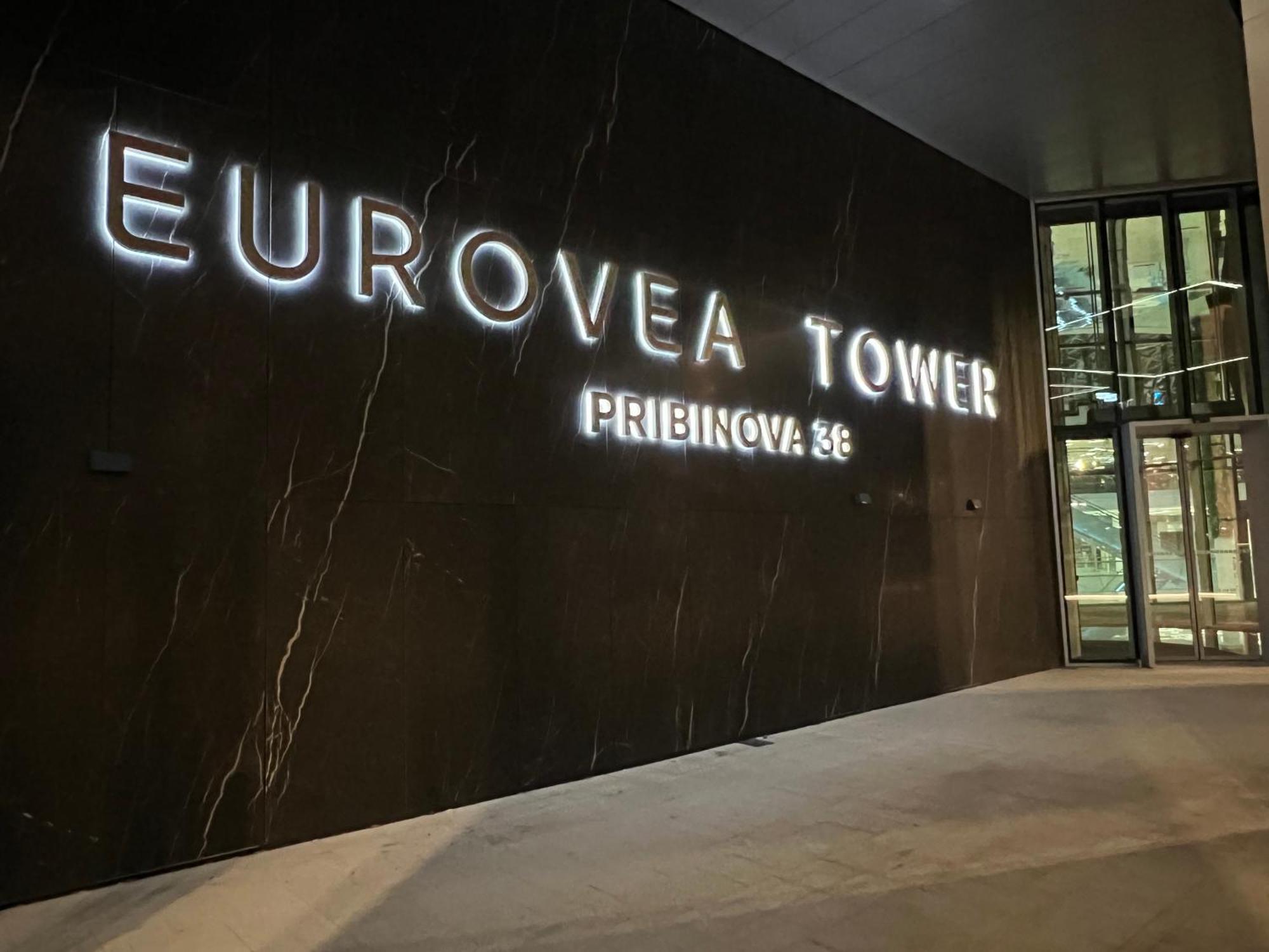 Nikas Eurovea Apartments - Free Parking Братислава Екстериор снимка